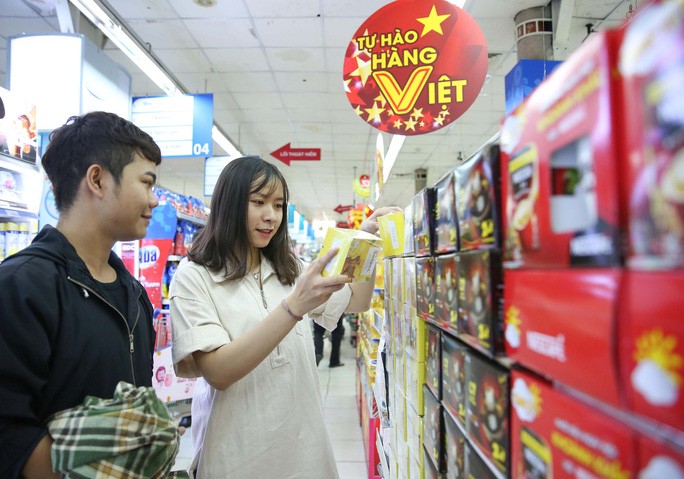 Khách hàng mua sắm tại chương trình tự hào hàng Việt ở Coopmart Nguyễn Đình Chiểu Ảnh: Hoàng Triều