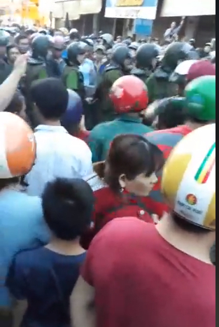 Hàng trăm người dân vây xe CSGT. Ảnh cắt từ clip