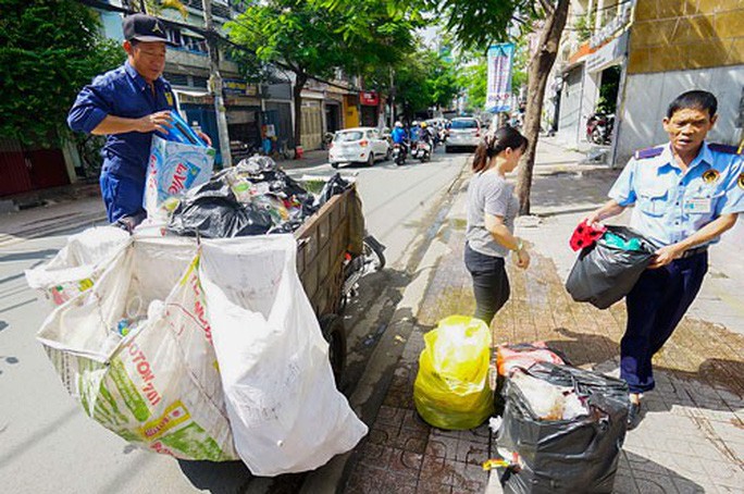 Đa số các quận - huyện đang chờ hướng dẫn việc ban hành giá thu gom rác thải sinh hoạt Ảnh: HOÀNG TRIỀU
