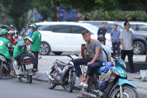 Tài xế xe ôm truyền thống và xe ôm công nghệ ở Hà Nội. Ảnh: NGÔ NHUNG