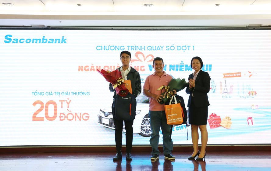 Bà Nguyễn Phương Huyền – PGĐ Khối Cá nhân kiêm Giám đốc P. Khách hàng cá nhân Sacombank (ngoài cùng bên phải) trao quà cho các khách hàng may mắn