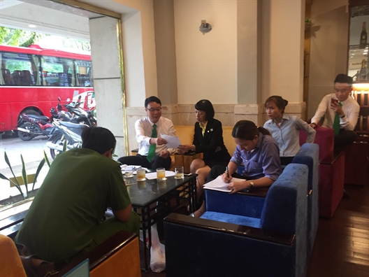 Đại diện ban lãnh đạo Mai Linh làm việc với Công an phường Bến Nghé và đại diện khách sạn ở quận 1, nơi vị khách Ấn Độ lưu trú.