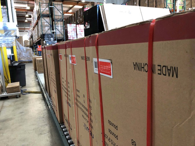 Các thùng hàng dán nhãn “sản xuất tại Trung Quốc” được xếp trong kho Công ty chất bán dẫn Cypress ở bang California - Mỹ Ảnh: Reuters
