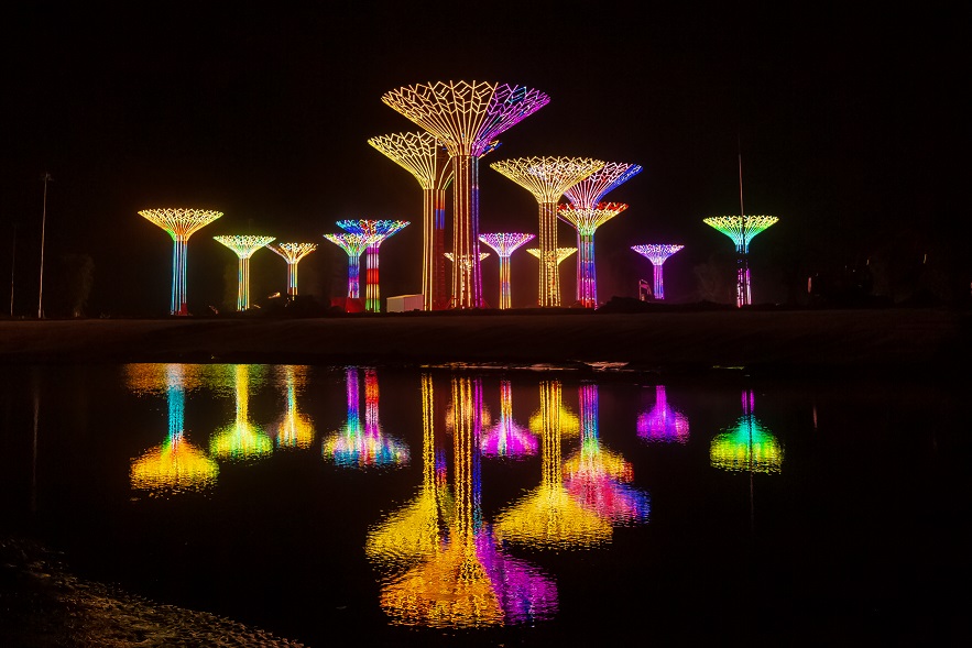 Điểm nhấn cảnh quan không thể bỏ qua tại Vinhomes Grand Park đó là Công viên Ánh sáng với 15 siêu cây ánh sáng kết hợp tiểu khu đèn lồng lung linh đẹp mắt về đêm, hứa hẹn trở thành top những điểm check-in đông đúc nhất của quận 9 và Sài Gòn nói chung. Hiện nay, Công viên Ánh sáng đang được hoàn thiện từng ngày, dự kiến khai trương vào tháng 10/2019.