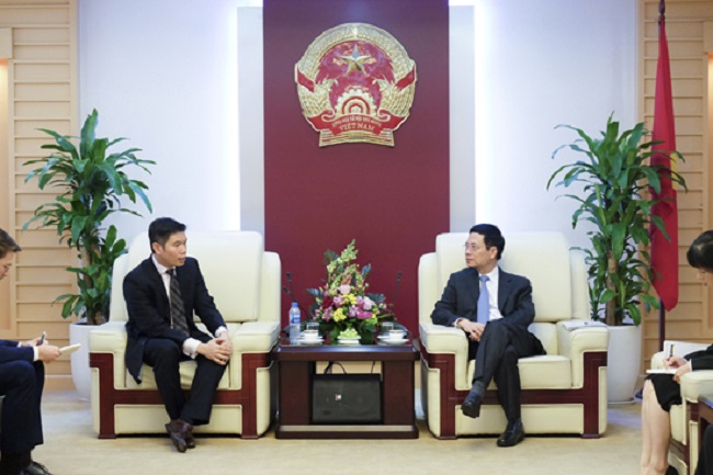 Bộ trưởng Nguyễn Mạnh Hùng tiếp ông Kuek Yu-Chuang, Giám đốc điều hành Netflix khu vực châu Á Thái Bình Dương.