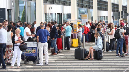     Hành khách đợi bên ngoài sân bay Munich hôm 27-8. Ảnh: AP  