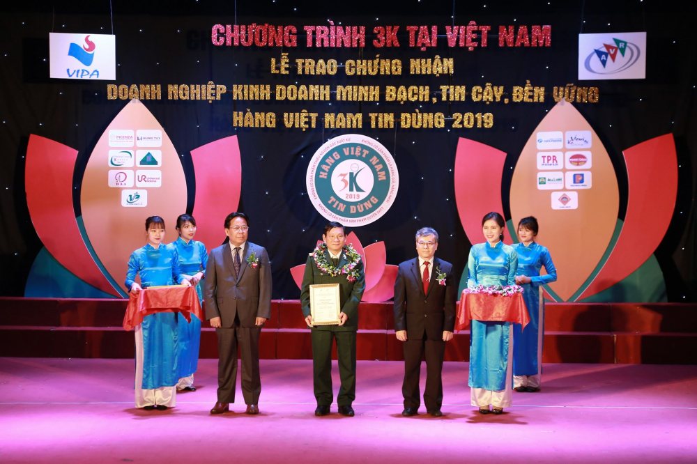 Đại diện Tổng Công ty Thái Sơn dự Lễ trao chứng nhận doanh nghiệm kinh doanh, minh bạch, tin cậy, bền vững hàng Việt Nam tin dùng 2019
