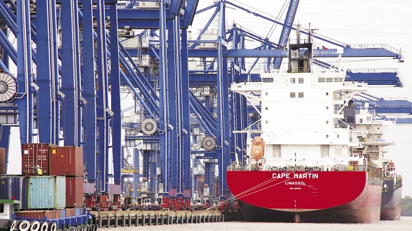 Lượng hàng xuất nhập tại cảng Cát Lái, TP.HCM tăng mạnh trong suốt thời gian diễn ra thương chiến Mỹ - Trung. (Ảnh: NAR).