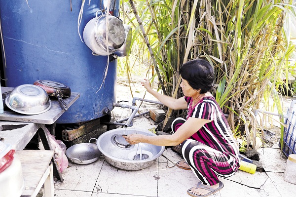 Gia đình bà Trịnh Thị Hương và nhiều hộ dân ấp 1, xã Phong Phú hiện đang xài nước giếng tự khoan và dù rất lo lắng việc nhiễm bệnh từ nguồn nước nhưng vẫn 