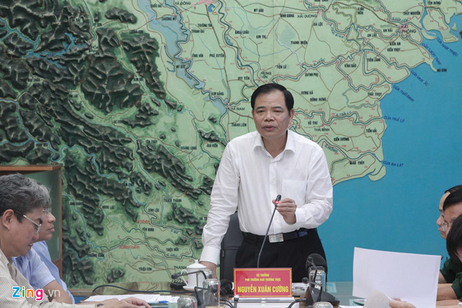 Bộ trưởng Nguyễn Xuân Cường có những nhận định về tính chất của áp thấp nhiệt đới trên đất liền các tỉnh Trung Bộ trong cuộc họp sáng 3/9. Ảnh: Mỹ Hà.   