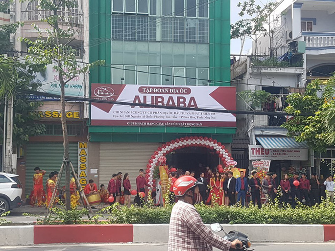 Khai trương rầm rộ trái phép trên đường Nguyễn Ái Quốc ngày 8-9