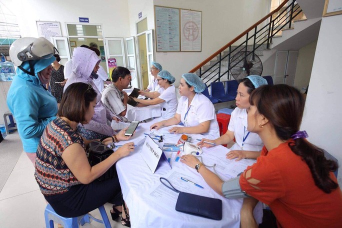 Trung tâm Y tế thuộc quận Thanh Xuân tiếp tục tư vấn, khám sức khỏe miễn phí cho người dân gần Công ty Rạng Đông đến hết ngày 12-9 Ảnh: TRẦN CƯƠNG