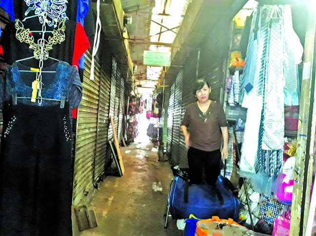 Chợ Nguyễn Văn Trỗi đang chết trước tình trạng không có khách mua sắm, hơn 100 sạp hiện bỏ trống còn tiểu thương thì bức xúc với ban quản lý của chợ