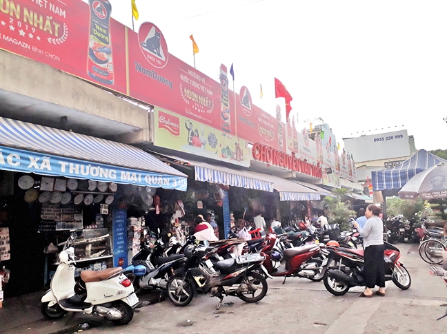 Mặt bằng chợ Nguyễn Văn Trỗi nhìn ra con đường Lê Văn Sỹ nhưng vắng người mua