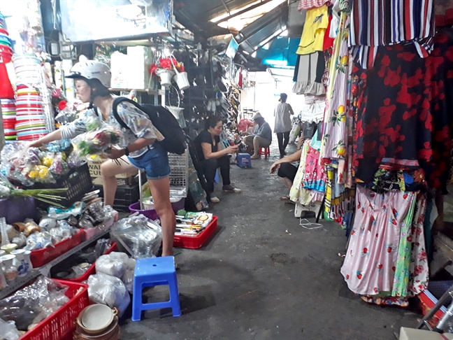 Tiểu thương chợ Nguyễn Văn Trỗi nhiều năm nay rơi vào tình trạng chán nản, đành... bắc ghế ngồi tám chuyện