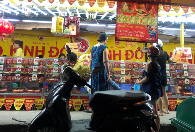 Dân Sài Gòn chờ giờ chót để mua bánh trung thu cho rẻ