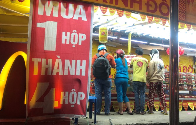 Tối ngày 12/9, tại nhiều tiệm bánh trung thu trên các tuyến đường 3/2 (quận 10, TP.HCM), Võ Văn Kiệt, Hồ Học Lãm (Q.Bình Tân), Nguyễn Trãi (Q.5)... nhiều người mua bánh trung thu giờ chót.