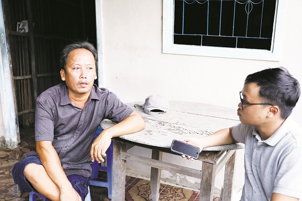 Ông Lê Văn Tân (ấp 3, xã Đa Phước) chia sẻ với phóng viên về những khó khăn gặp phải khi quy hoạch dự án hàng lang xanh bị treo.