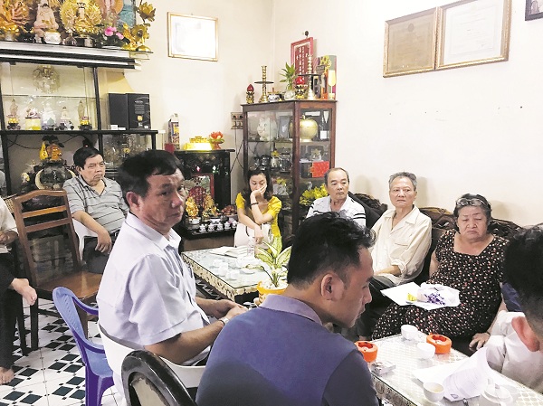 Người dân khu tập thể 34-36 Chu Mạnh Trinh và 33 Nguyễn Du (P. Bến Nghé, Q.1, TP.HCM) làm việc với báo chí.