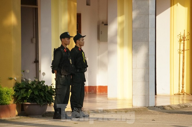 Ngoài lực lượng hỗ trợ tư pháp, cảnh sát giao thông, cơ động được tăng cường tới giữ trật tự tại tòa.