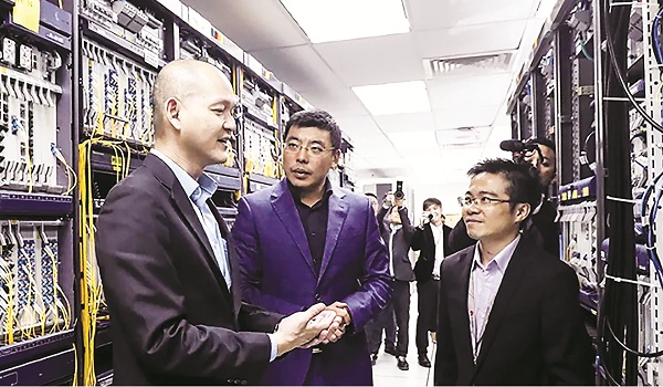 Phó Thủ tướng Malaysia Ong Kian Ming (trái) thăm trung tâm đào tạo của Huawei ở Malaysia. (Ảnh: Malaysian Gazette).