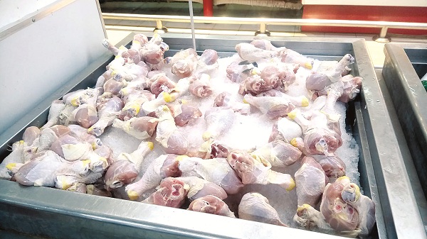 Gà đông lạnh Mỹ nhập vào khiến giá gà trong nước giảm nhẹ.