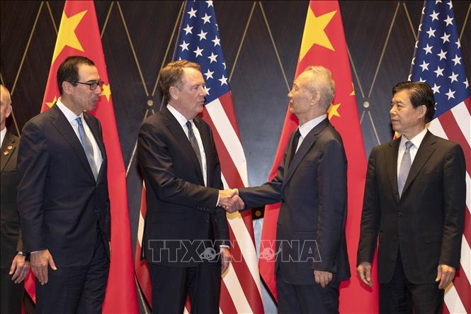 Bộ trưởng Tài chính Mỹ Steven Mnuchin (trái), Đại diện Thương mại Mỹ Robert Lighthizer (thứ 2, trái) trong vòng đàm phán thương mại với Phó Thủ tướng Trung Quốc Lưu Hạc (thứ 2, phải) ở Bắc Kinh, ngày 31/7/2019. Ảnh: AFP/TTXVN