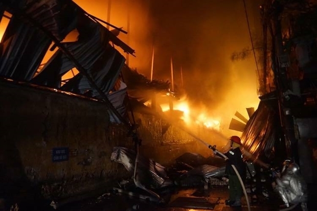 Vụ cháy ở Công ty Bóng đèn Phích nước Rạng Đông là lời cảnh tỉnh về tình trạng nhà máy sản xuất xen cài trong khu dân cư