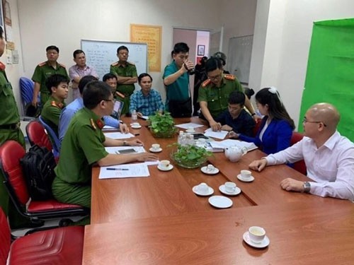 Công an làm việc với các ông Nguyễn Thái Luyện, Nguyễn Thái Lĩnh tại trụ sở Công ty Alibaba chiều 18-9 Ảnh: SỸ HƯNG