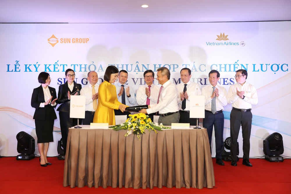 Ông Dương Trí Thành, Tổng giám đốc Vietnam Airlines và bà Bùi Thị Thanh Hương, Tổng giám đốc Tập đoàn Sun Group ký kết biên bản ghi nhớ hợp tác chiến lược nhằm hợp tác phát triển các sản phẩm mới