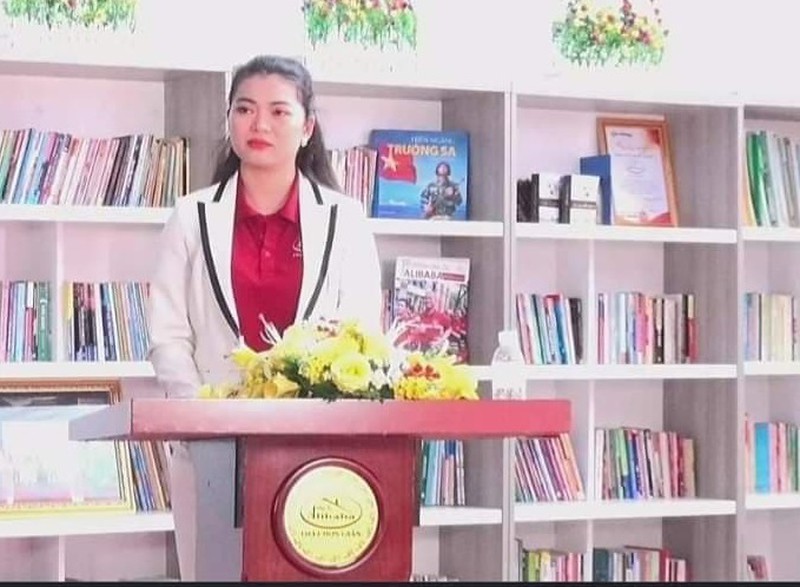 Bà Huỳnh Thị Ngọc Như, Phó tổng đối ngoại và đào tạo Alibaba  livestream trấn an khách hành. 