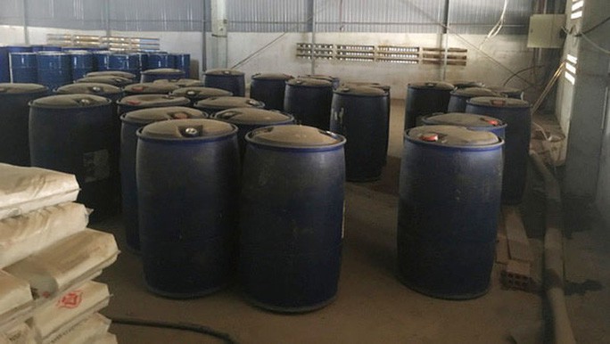 Các thùng chứa dung dịch hóa chất để sản xuất ma túy của nhóm người Trung Quốc được phát hiện tại TP Quy Nhơn, tỉnh Bình Định. (Ảnh do cơ quan công an cung cấp)
