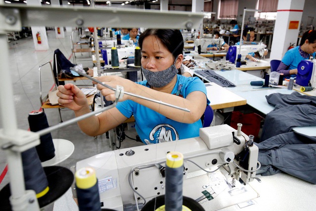 Lao động làm việc tại một xưởng may ở Hà Nội. Ảnh: Reuters