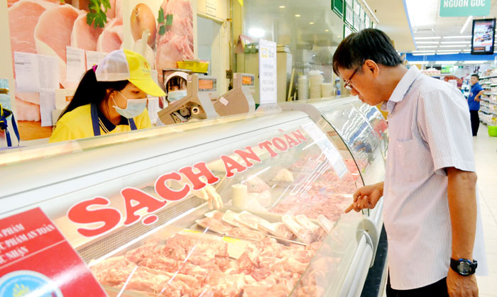  Người tiêu dùng mua thịt lợn tại siêu thị Co.omart. Ảnh: Lê Nam