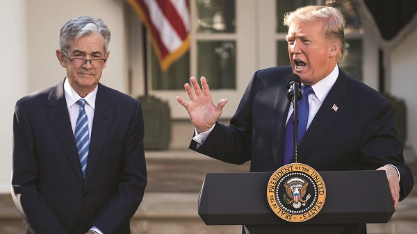 Ông Trump (phải) muốn Chủ tịch FED Jerome Powell hạ lãi suất đồng USD ngay. (Ảnh: Getty Images).