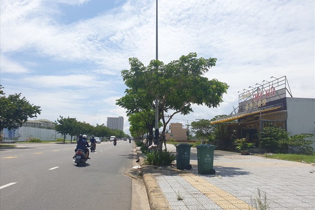 Nhiều cơ sở kinh doanh phục vụ du khách Trung Quốc ven sân bay Nước Mặn, quận Ngũ Hành Sơn, TP. Đà Nẵng.