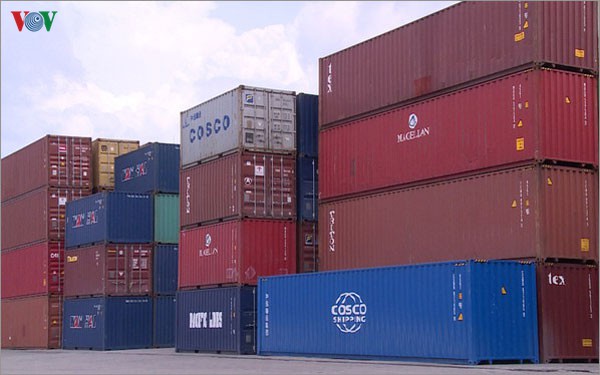 Hàng nghìn container phế liệu doanh nghiệp không chịu nhận ở cảng Cát Lái – TP HCM.    