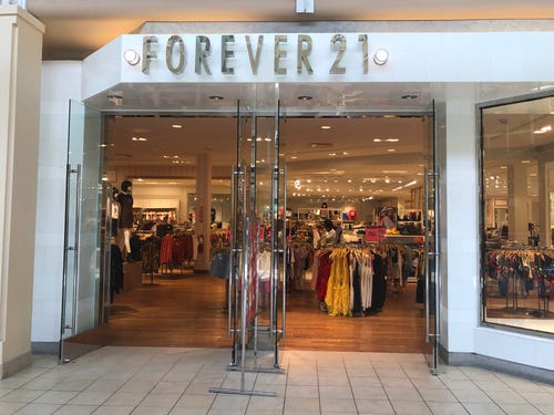 Sau này Công ty đã đổi tên thành Forever 21, và vào năm 1989, họ đã mở cửa hàng trung tâm mua sắm đầu tiên tại Panorama City, California.