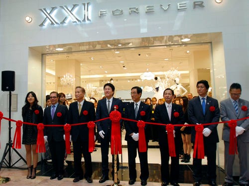 Forever 21 đã tăng vọt vào năm 2010. Có 500 cửa hàng trên toàn quốc và gia đình họ Chang đã đứng thứ 79 trong danh sách 400 người giàu nhất của Forbes. Trong hình là Jin Sook Chang, bên trái, tham dự khai trương cửa hàng Forever 21 tại Tokyo vào thứ Năm ngày 29 tháng 4 năm 2010.