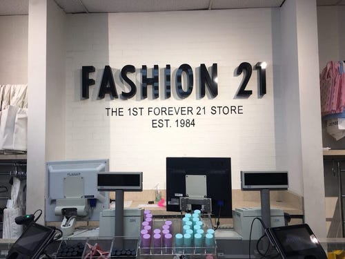 Việc kinh doanh cất cánh. Trong năm đầu tiên, nhà bán lẻ đã đạt doanh thu 700.000 USD. Thành công ban đầu này thúc đẩy Fashion 21 tăng trưởng hơn nữa và cứ sau 6 tháng, hai vợ chồng lại mở một cửa hàng mới.