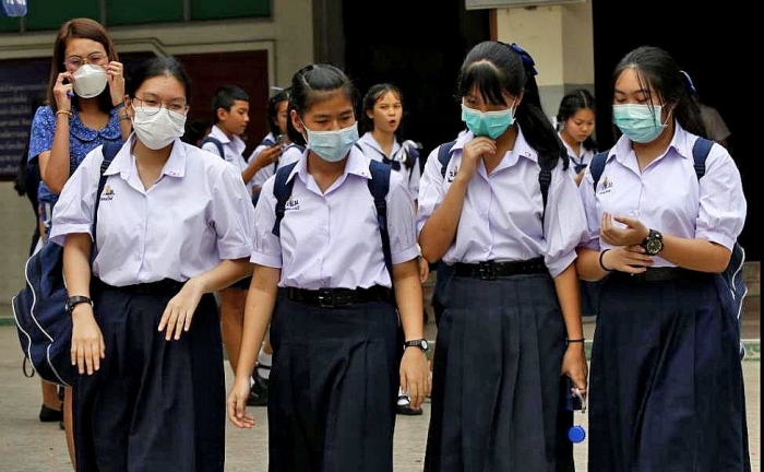 Học sinh Thái Lan phải đưa khẩu trang khi vừa ra ngoài. ẢNH: Narong Sangnak / EPA-EFE