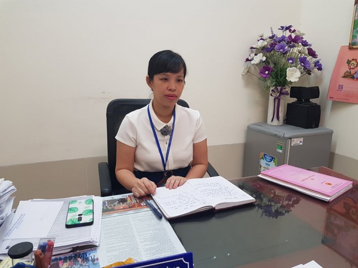 Bà Thạch Bảo Khôi, Phó Chủ tịch UBND phường Thanh Nhàn trao đổi với PV Báo PNVN ngày 3/10