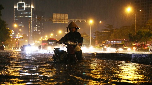 Đường Nguyễn Hữu Cảnh ngập nặng sau mỗi lần mưa lớn.