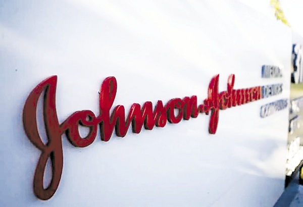 Công ty Johnson & Johnson sẽ trả 20,4 triệu USD để giải quyết đơn kiện. (Ảnh: AFP).