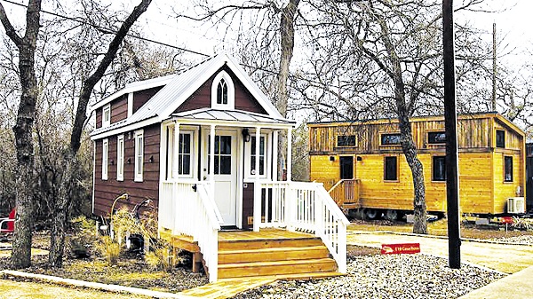 Những căn nhà nhỏ được xây dụng ở công viên xe kéo Oak Forest, Texas. Bạn có thể thuê một căn ở bốn người. Khu này hình thành vào tháng 3 năm 2017.
