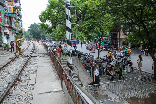 Tất cả các khu vực ra vào đường ray trên phố Phùng Hưng bị phong tỏa, không cho du khách vào trong. (Ảnh: Minh Sơn/Vietnam+)