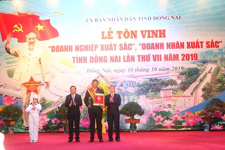 Lãnh đạo tỉnh Đồng Nai trao kỷ niệm chương cho Doanh nhân xuất sắc - ông Ganesan Ampalavanar, Tổng Giám đốc Công ty Nestlé Việt Nam   