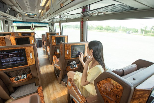Bên trong xe buýt tuyến sân bay TSN - Vũng Tàu đang được Grab triển khai.