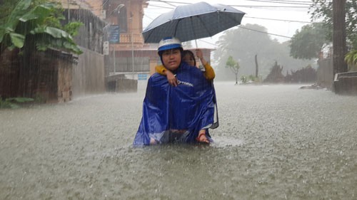 Sau trận mưa ngày 16-10, TP Vinh ngập sâu trong nước
