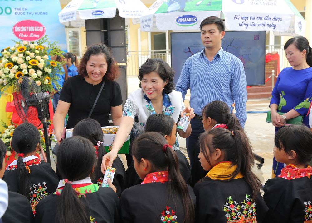 Bà Mai Kiều Liên - Thành viên Hội đồng Quản trị, Tổng Giám đốc Công ty Vinamilk trao tận tay các hộp sữa thơm ngon bổ dưỡng cho các em học sinh nghèo tại chương trình Quỹ sữa Vươn Cao Việt Nam ở Quảng Ninh